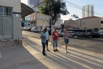 Moradores e comerciantes relataram dificuldade de travessia no local