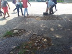 Calçamento da praça localizada na avenida Armando de Salles Oliveira, no Centro