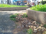 Calçamento da praça localizada na avenida Armando de Salles Oliveira, no Centro