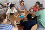 Aulas de artesanato e crochê estão entre as atividades oferecidas