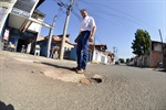 Locais estavam com buracos e um deles moradores solicitam a sinalização de solo