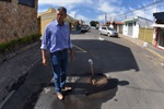Buraco com vazamento na rua Benedito Lourenço da Conceição, no bairro Maria Claudia
