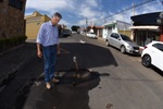 Buraco com vazamento na rua Benedito Lourenço da Conceição, no bairro Maria Claudia