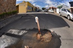 Buraco com vazamento na rua Benedito Lourenço da Conceição, no bairro Maria Claudia