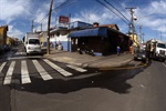 Buraco com vazamento na rua Benedito Lourenço da Conceição, no bairro Maria Claudia