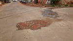 Buraco atrapalha o trânsito na rua das Canjaranas