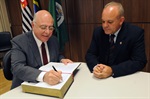 Arnaldo Jardim assinou o livro de visitas mantido pela Câmara