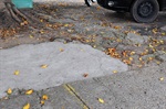 Calçada irregular na esquina da avenida Corcovado com a rua Padre José Gomes Pereira da Silva