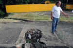 No trecho da avenida Corcovado após o trevo, calçada apresenta afundamentos