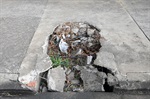 No trecho da avenida Corcovado após o trevo, calçada apresenta afundamentos
