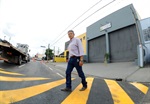 Dirceu confere lombada construída na avenida para controlar a velocidade dos veículos e aumentar a segurança dos pedestres