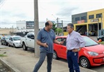Dirceu em conversa com morador local sobre a segurança da via