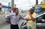 Dirceu em conversa com morador local sobre a segurança da via