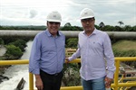 Gilmar Rotta e Pedro Kawai conferiram a situação da barragem (Foto: Felipe Ferreira/Prefeitura de Piracicaba)