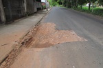 Foto revela o perigo dos condutores que utilizam a faixa deteriorada