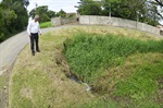 Tozão verifica demandas de moradores na limpeza de lagoa no Lago Azul