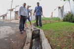 Moradores pediram o auxílio do vereador para o direcionamento do escoamento da água do residencial