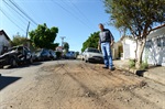 Vereador Dirceu Alves constada danos ao asfalto 