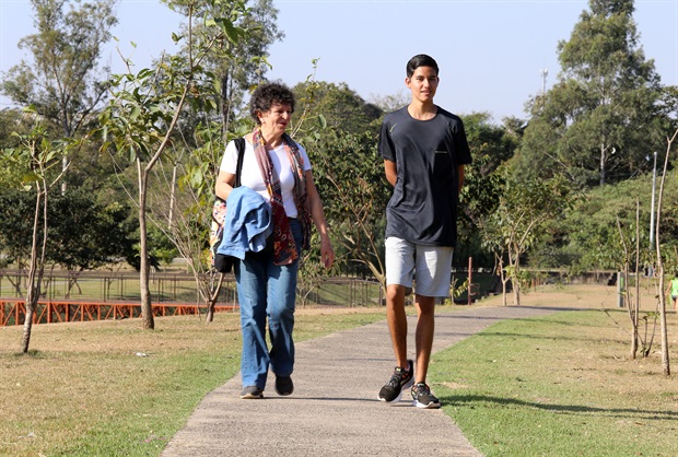 Vereadora conhece liderança jovem no Parque Linear Itaicy 
