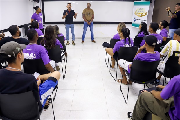 Vereadores recebem visita do grupo de jovens "Vibe Movement"