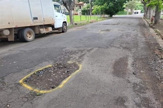 Operação tapa-buracos é solicitada em rua no Nova Piracicaba