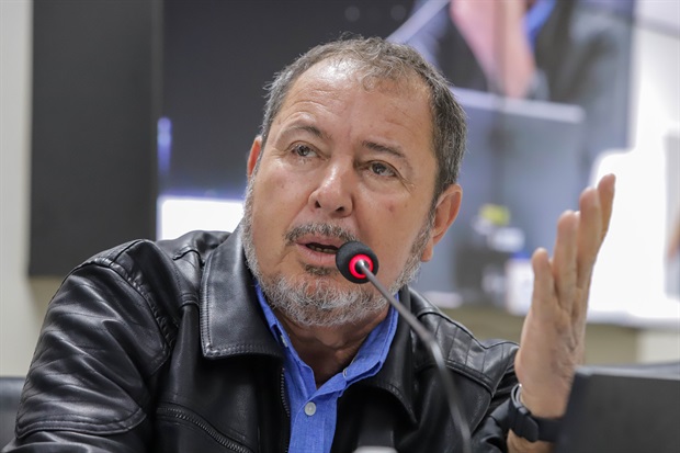 Vereador cobra detalhes sobre serviço de manutenção de ponto de ônibus