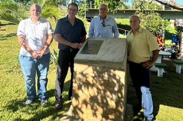 Praça no bairro Higienópolis recebe placa de denominação