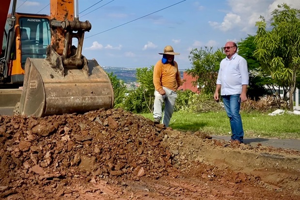 Vereador acompanha obras de recape na região de Santa Teresinha