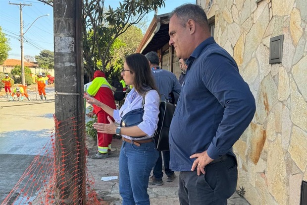 Vereador supervisiona recapeamento em concreto na rua Joana D’Arc