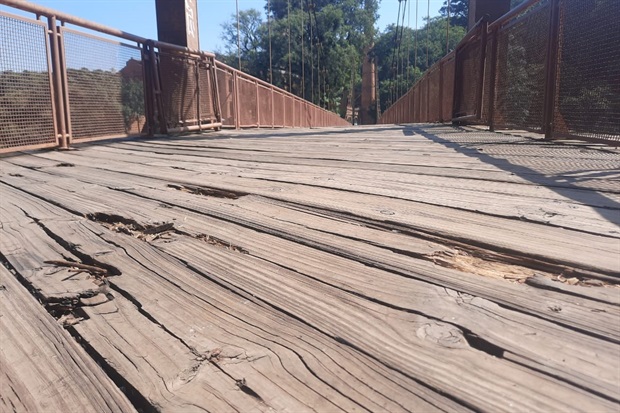 Indicação pede reparos no piso da na Ponte Pênsil ‘Tião Carreiro’