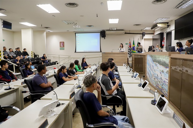 Alunos da Eduir Scarpari participaram do "Conheça o Legislativo"