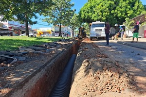 Vereador acompanha obras de drenagem na Avenida Rio das Pedras