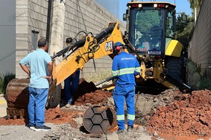 Obras para rede de esgoto têm início na Travessa Adelino Gomes Dantas