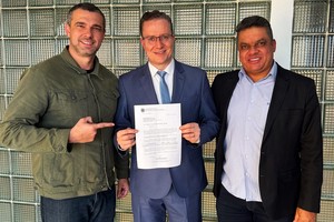 Vereador entrega ofício comunicando emenda parlamentar de R$ 400 mil à Saúde