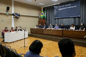 Uso de calçadas por comércios e novo núcleo industrial são debatidos na Câmara 