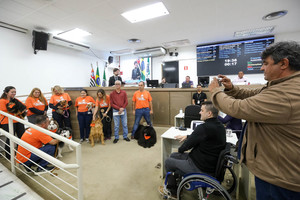Idealizador projeto de terapia assistida por cães é homenageado pela Câmara