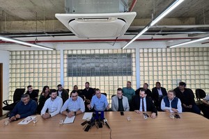 Vereadores acompanham assinaturas de decretos sobre a Comunidade Renascer