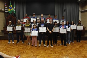 Vereador entrega homenagens a atletas e à Academia de Muay Thai