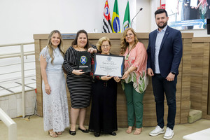 Câmara homenageia empresa de lustres, decoração e presentes