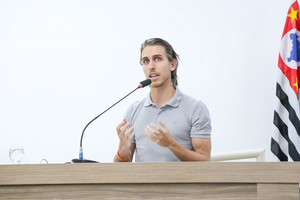 Orador aborda necessidade de avanços em políticas sobre mudanças climáticas