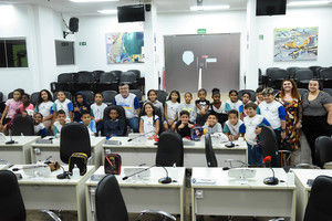 Estudantes da Escola Tercilia Bernadete Sanches visitam a Câmara