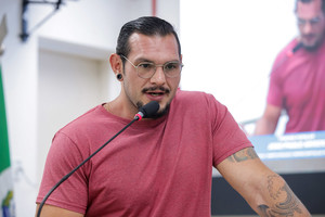 Na Tribuna Popular, orador discursa sobre participação e representatividade 