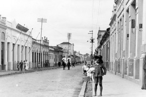 Entre o pó, o lamaçal e o asfalto: a história da rua que pulsa nas vitrines