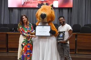 Homenagem destaca papel da personagem Mona Capivara na divulgação de Piracicaba