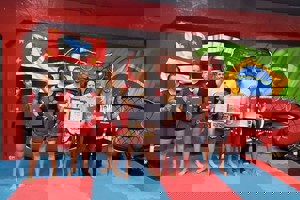 Vereadora entrega homenagem a atletas de kickboxing