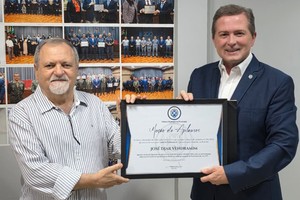 Vereador entrega moção a professor citado entre 100 melhores agrônomos do Brasil