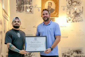 Lutador Bruno Bulldog, vencedor no UFC, recebe homenagem da Câmara