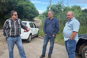 Vereador acompanha situação de ponto de ônibus no loteamento Veredas, em Artemis