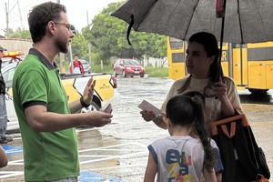 Campanha de trânsito orienta crianças e pais no retorno às aulas no Mário Dedini