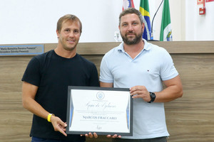 Ultramaratonista aquático é homenageado com moção de aplausos